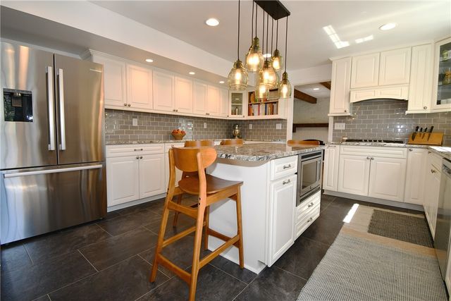 2293 Morrow Rd, Upper St Clair, PA 15241