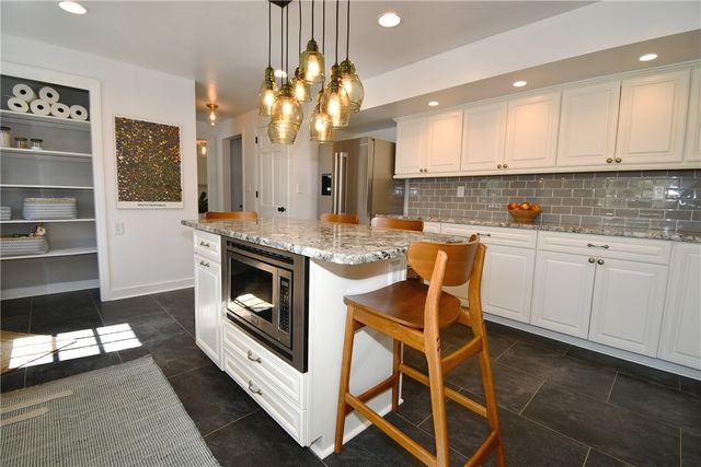 2293 Morrow Rd, Upper St Clair, PA 15241