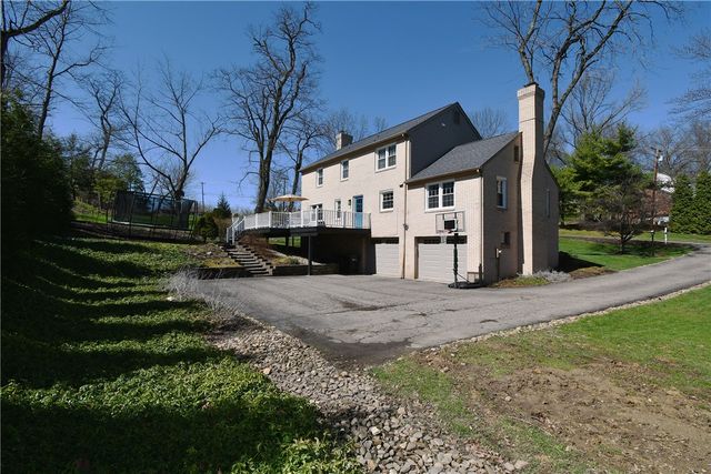 2293 Morrow Rd, Upper St Clair, PA 15241