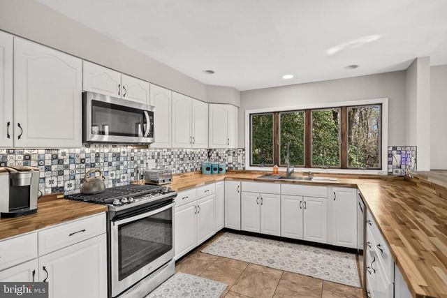 37 HAWKIN RD, Medford, NJ 08055