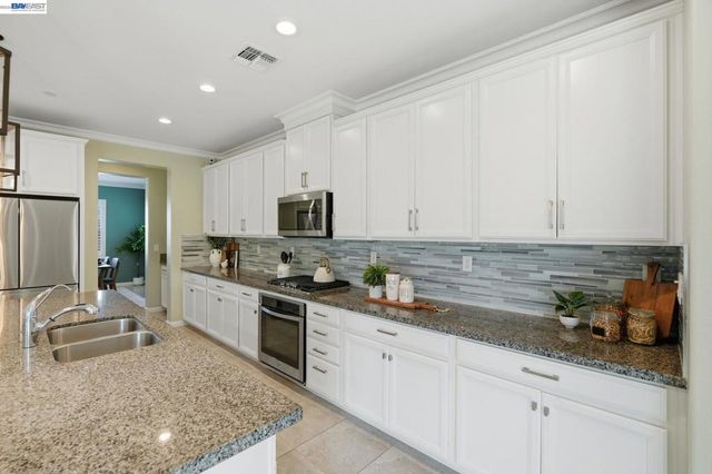 2352 Augusta Ave, Tracy, CA 95377