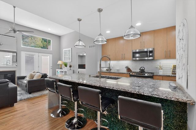 1212 Calle Del Sol NE, Albuquerque, NM 87106