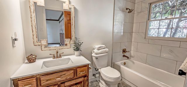 8812 E PLANTATION OAKS DR, Memphis, TN 38018