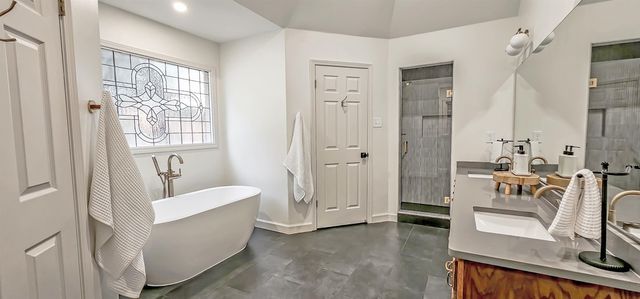 8812 E PLANTATION OAKS DR, Memphis, TN 38018