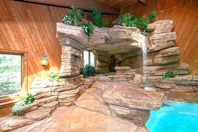 W215N5353 Ada COURT, Menomonee Falls, WI 53051