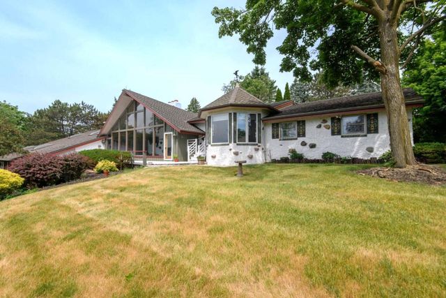 W215N5353 Ada COURT, Menomonee Falls, WI 53051