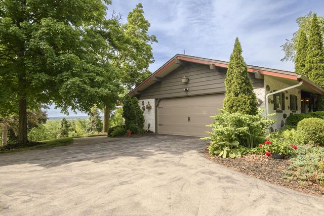 W215N5353 Ada COURT, Menomonee Falls, WI 53051