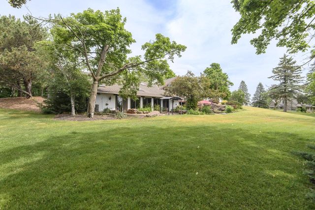 W215N5353 Ada COURT, Menomonee Falls, WI 53051