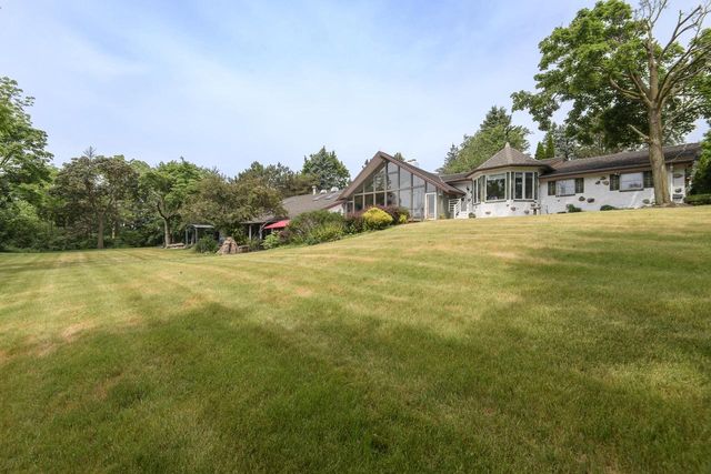 W215N5353 Ada COURT, Menomonee Falls, WI 53051