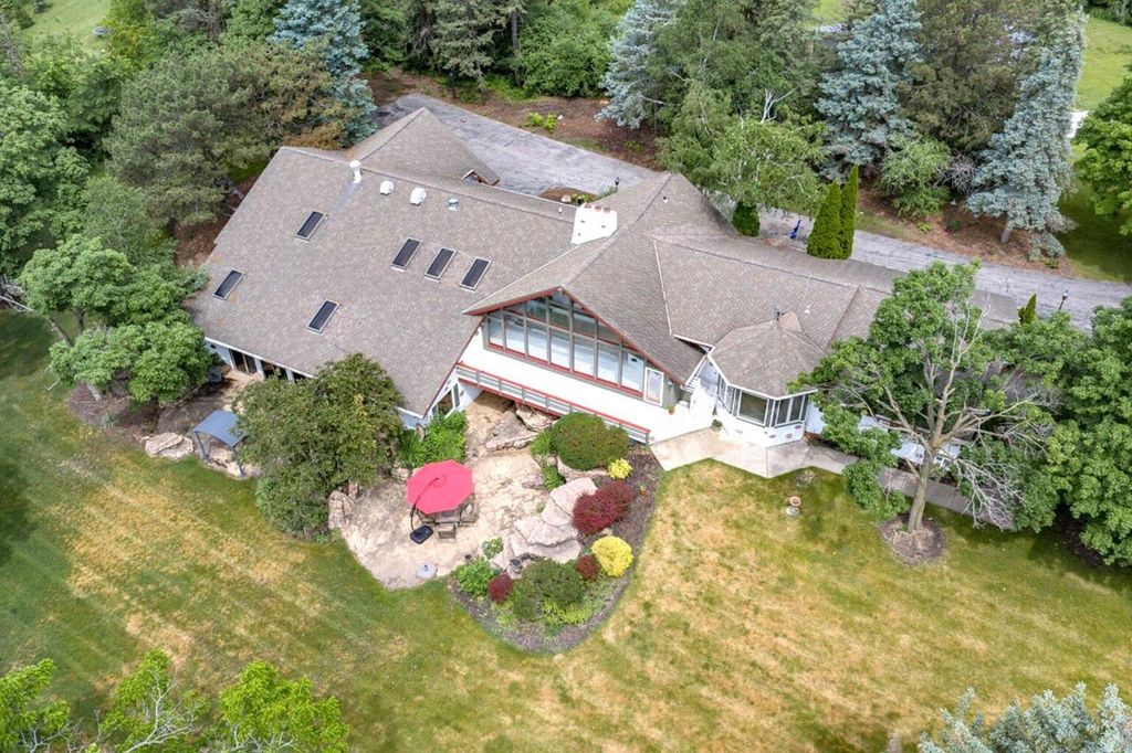 W215N5353 Ada COURT, Menomonee Falls, WI 53051