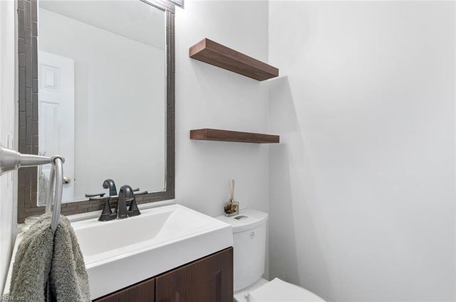 5 Frankie P Engel ST, Hampton, VA 23666