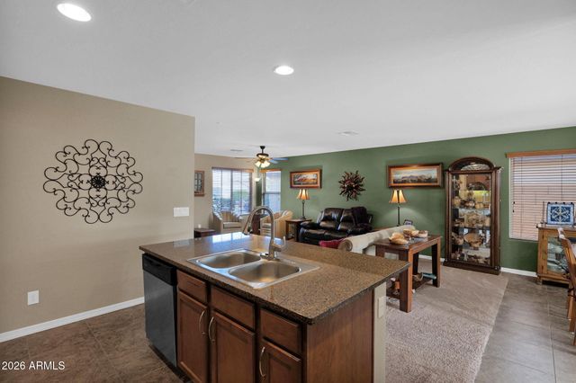 915 W DESERT SEASONS Drive, San Tan Valley, AZ 85143