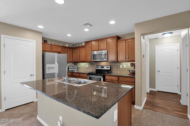 915 W DESERT SEASONS Drive, San Tan Valley, AZ 85143