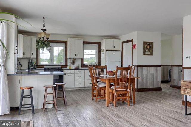 212 CEDAR DR, Leola, PA 17540