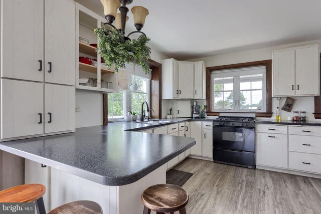 212 CEDAR DR, Leola, PA 17540