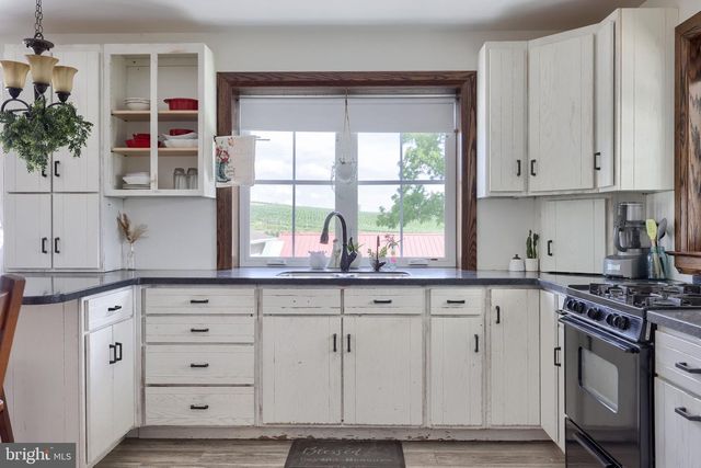 212 CEDAR DR, Leola, PA 17540