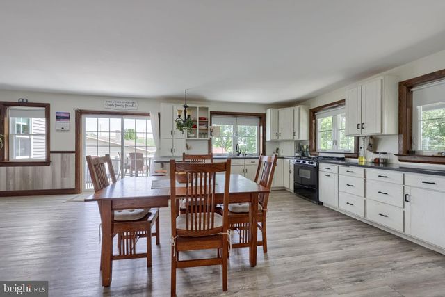 212 CEDAR DR, Leola, PA 17540