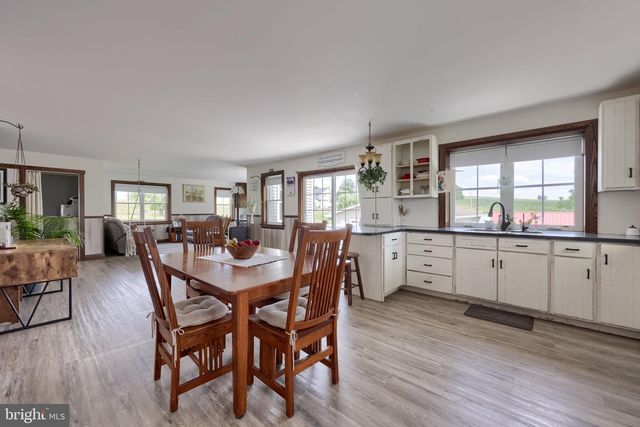 212 CEDAR DR, Leola, PA 17540