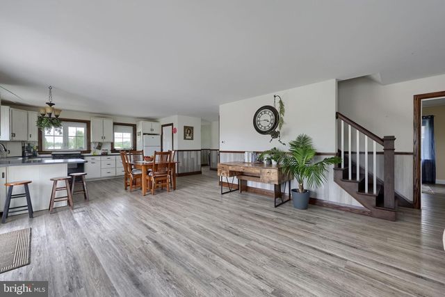 212 CEDAR DR, Leola, PA 17540