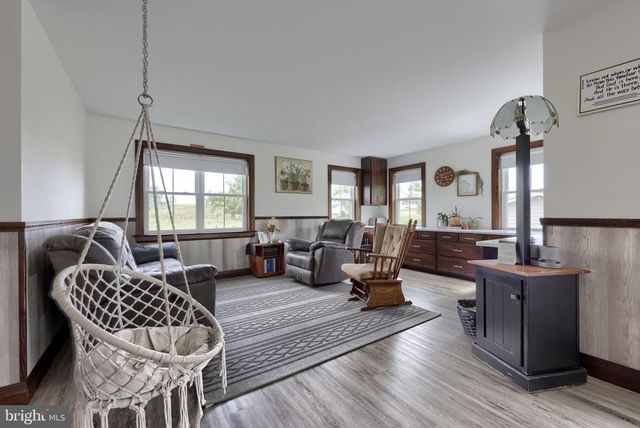 212 CEDAR DR, Leola, PA 17540