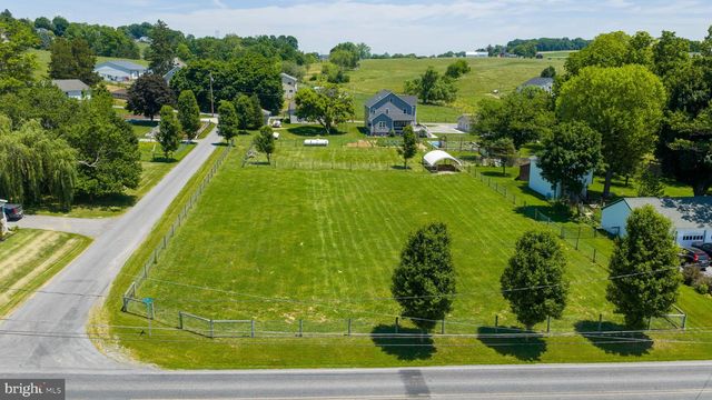 212 CEDAR DR, Leola, PA 17540