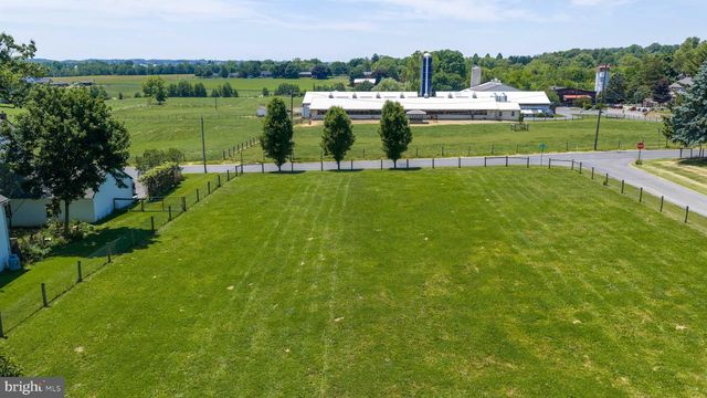 212 CEDAR DR, Leola, PA 17540