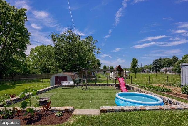 212 CEDAR DR, Leola, PA 17540