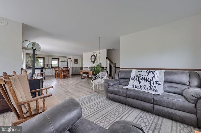 212 CEDAR DR, Leola, PA 17540