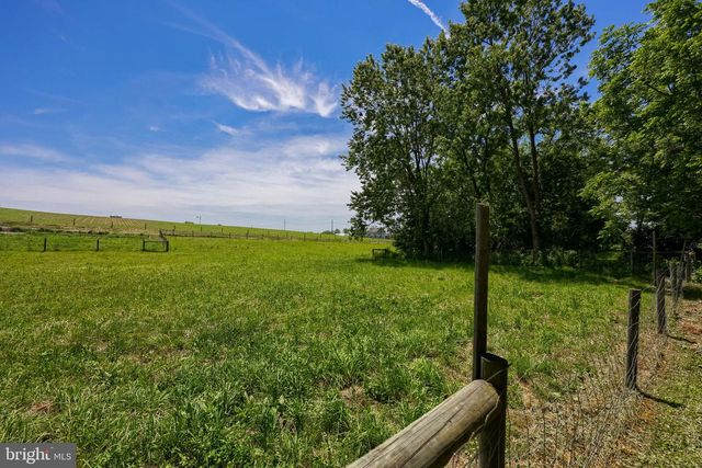 212 CEDAR DR, Leola, PA 17540