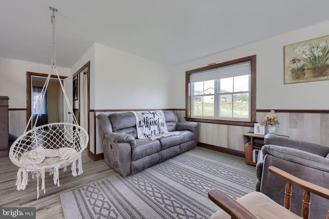 212 CEDAR DR, Leola, PA 17540