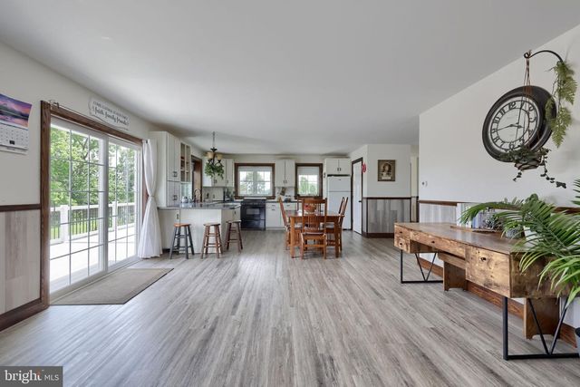 212 CEDAR DR, Leola, PA 17540