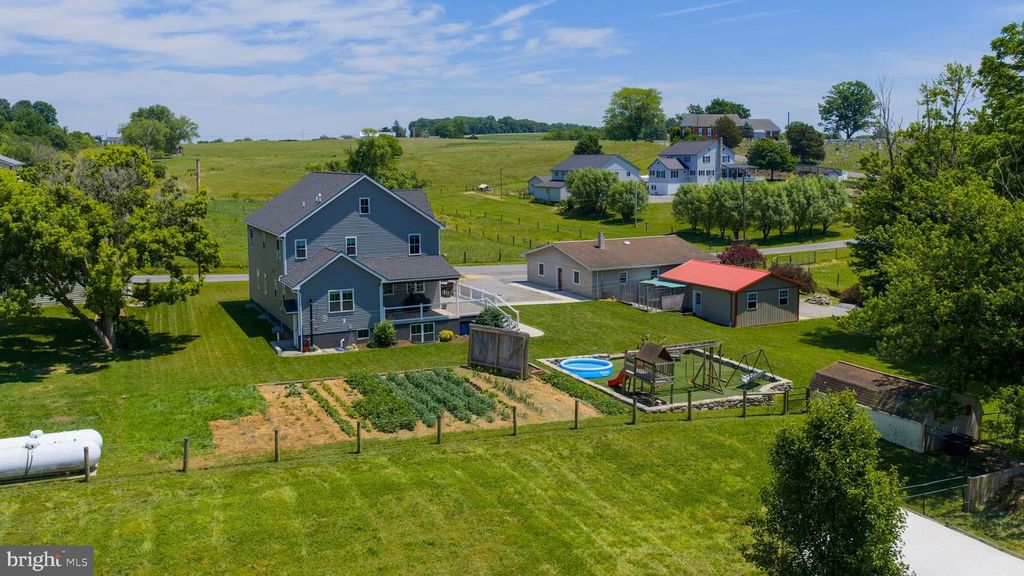212 CEDAR DR, Leola, PA 17540