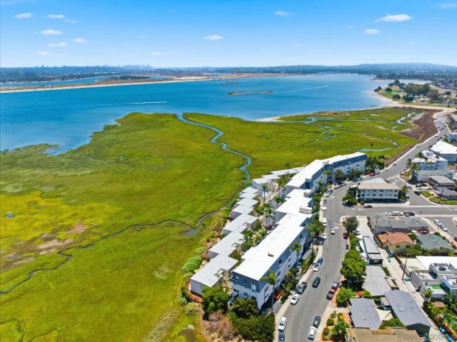 4013 Crown Point 2, San Diego, CA 92109