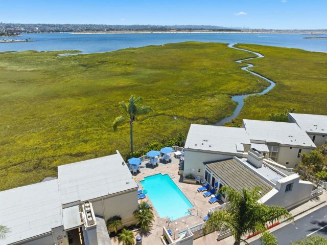 4013 Crown Point 2, San Diego, CA 92109