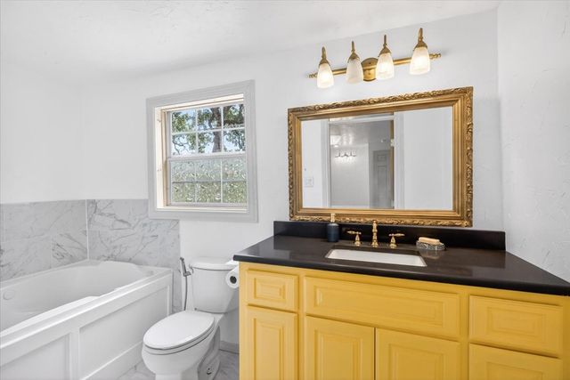 250 E Golden Oaks Drive, Mabank, TX 75156