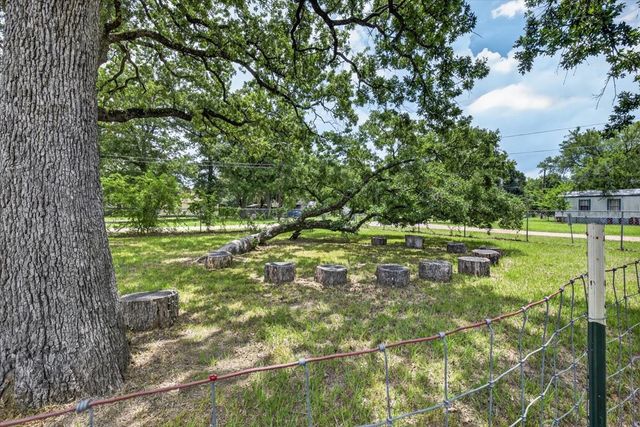 250 E Golden Oaks Drive, Mabank, TX 75156