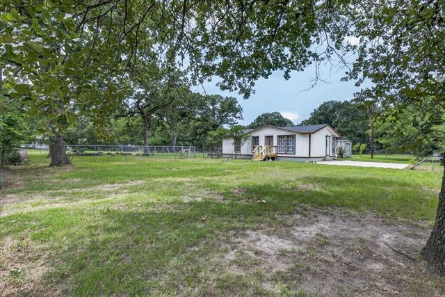 250 E Golden Oaks Drive, Mabank, TX 75156