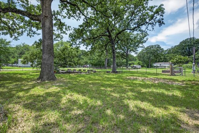 250 E Golden Oaks Drive, Mabank, TX 75156