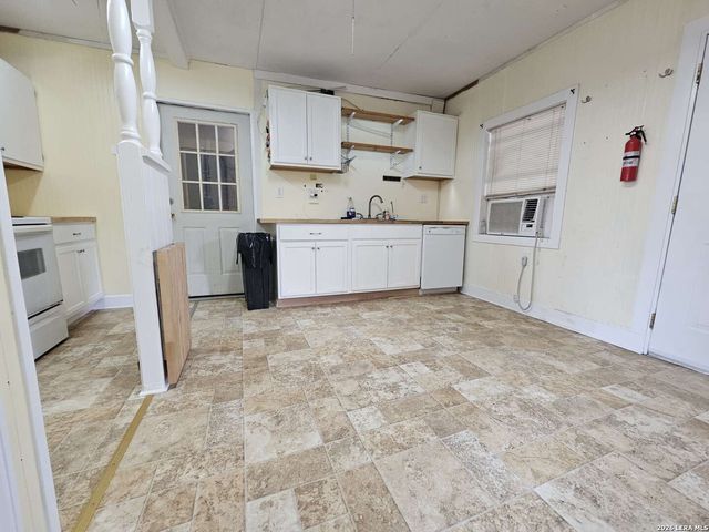 255 County Road 668, Devine, TX 78016