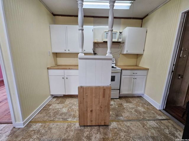 255 County Road 668, Devine, TX 78016