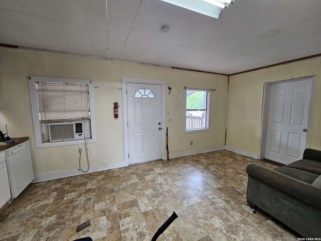 255 County Road 668, Devine, TX 78016