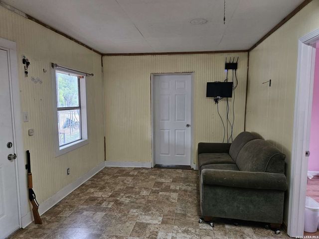 255 County Road 668, Devine, TX 78016