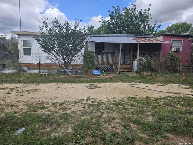 255 County Road 668, Devine, TX 78016