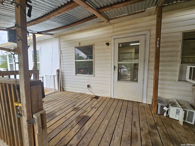 255 County Road 668, Devine, TX 78016