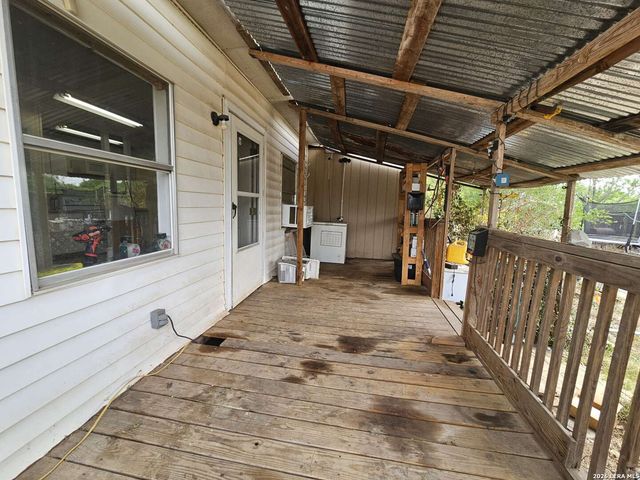 255 County Road 668, Devine, TX 78016