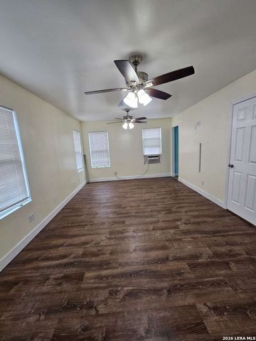 255 County Road 668, Devine, TX 78016