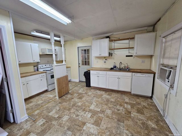 255 County Road 668, Devine, TX 78016