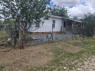255 County Road 668, Devine, TX 78016