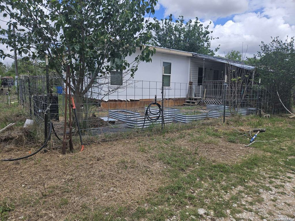 255 County Road 668, Devine, TX 78016