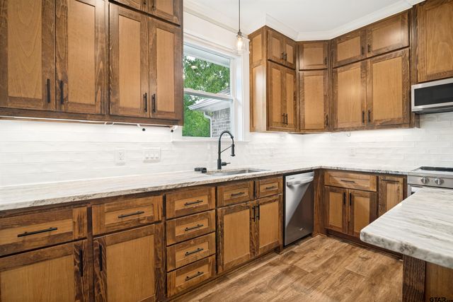 11302 County Road 4102, Lindale, TX 75771